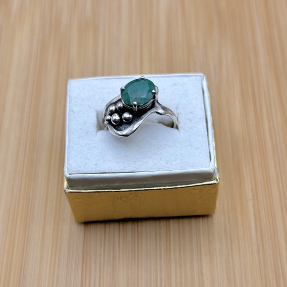 925 Sterling Silver Emerald Stone Ring - Picture 2 of 13